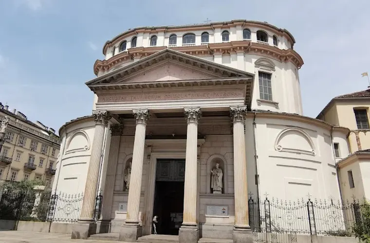 Facciata del Santuario della Consolata a Torino