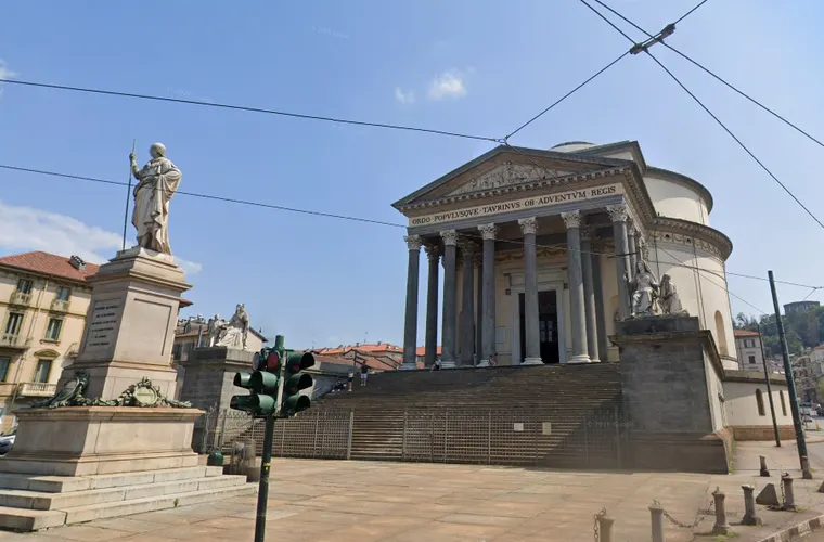 Facciata neoclassica della Chiesa della Gran Madre di Dio a Torino