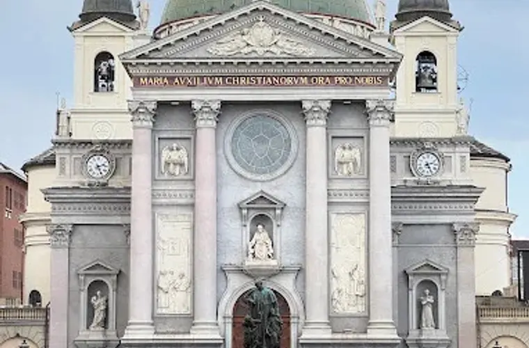 Facciata della Basilica di Maria Ausiliatrice a Torino