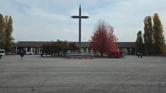 Piazzale d'ingresso del Cimitero Parco di Torino con la grande croce