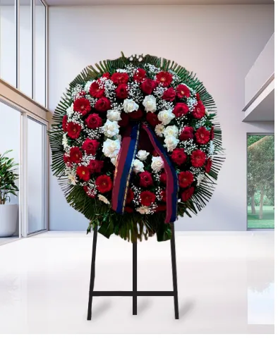 Corona funebre di rose bianche e rosse su cavalletto