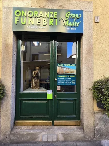 Ingresso della sede di Gran Madre Onoranze Funebri a Torino