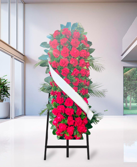 Cuscino di rose rosse Prestige a Torino, fiori funebri