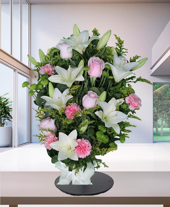 Mazzo di gigli bianchi e rose rosa a Torino