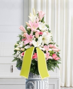 Cesto di fiori in bianco e rosa Cesto di fiori in bianco e rosa