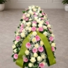 Cofano funebre di rose bianche, gerbere rosa e gisofila