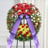 Corona funebre con fiori dai toni caldi
