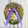 Corona funebre con fiori di stagione