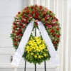 Corona funebre con fiori di stagione dai colori caldi