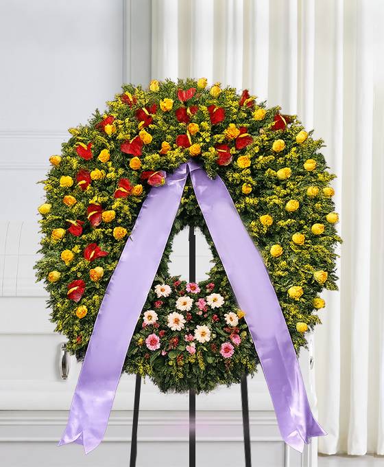 Corona funebre di fiori con colori in armonia