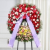 Corona funebre in rosso e bianco con fiori colorati