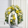 Mezzo cofano funebre di fiori bianchi e gialli