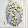 Mezzo cofano funebre di rose bianche e gisofila